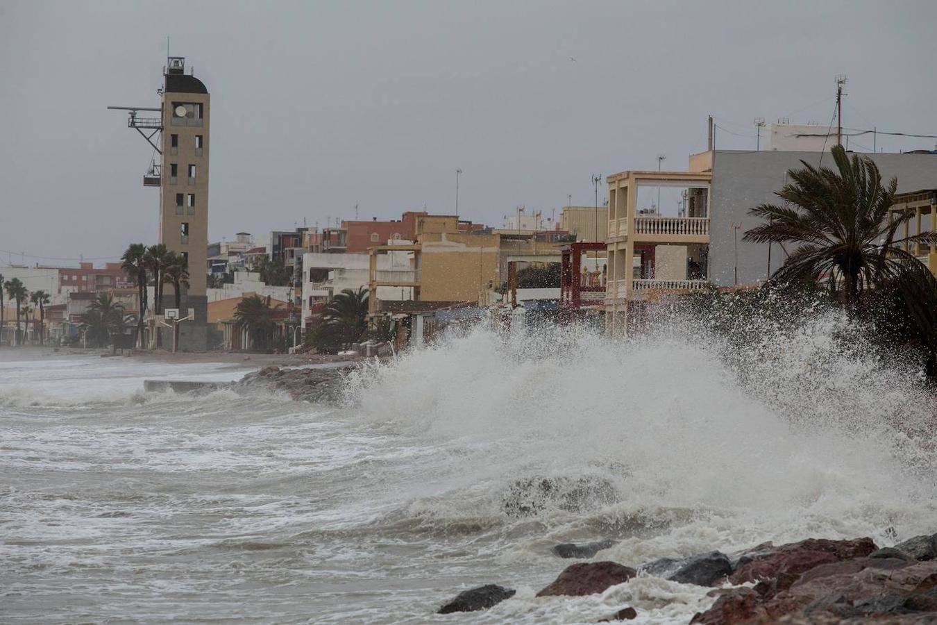 El temporal amaina tras dejar a su paso todo el litoral destrozado y lluvias de 800 litros, granizadas cerca del mar, desbordamiento de ríos, olas de hasta ocho metros, nevadas copiosas de casi 90 centímetros de espesor, rescates, pueblos aislados...