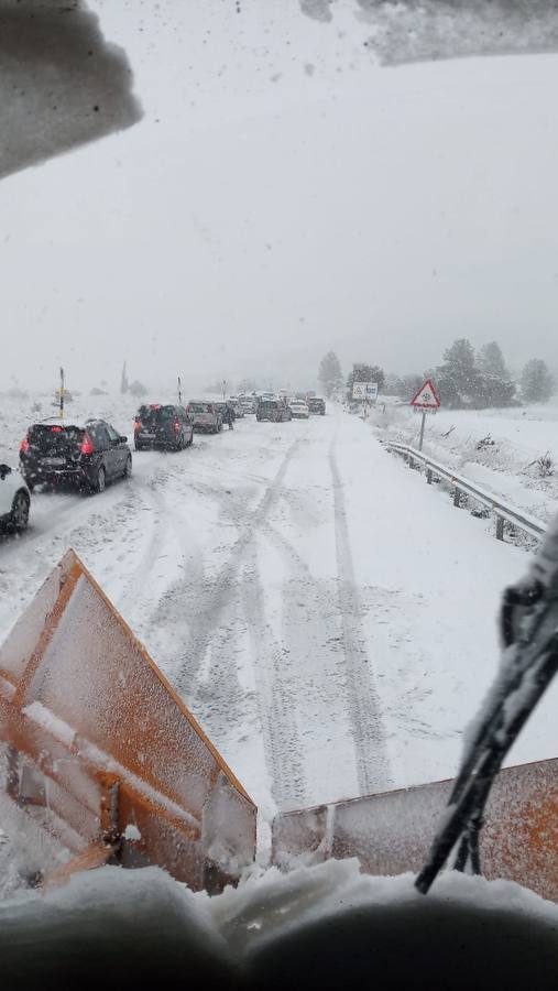 El temporal amaina tras dejar a su paso todo el litoral destrozado y lluvias de 800 litros, granizadas cerca del mar, desbordamiento de ríos, olas de hasta ocho metros, nevadas copiosas de casi 90 centímetros de espesor, rescates, pueblos aislados...