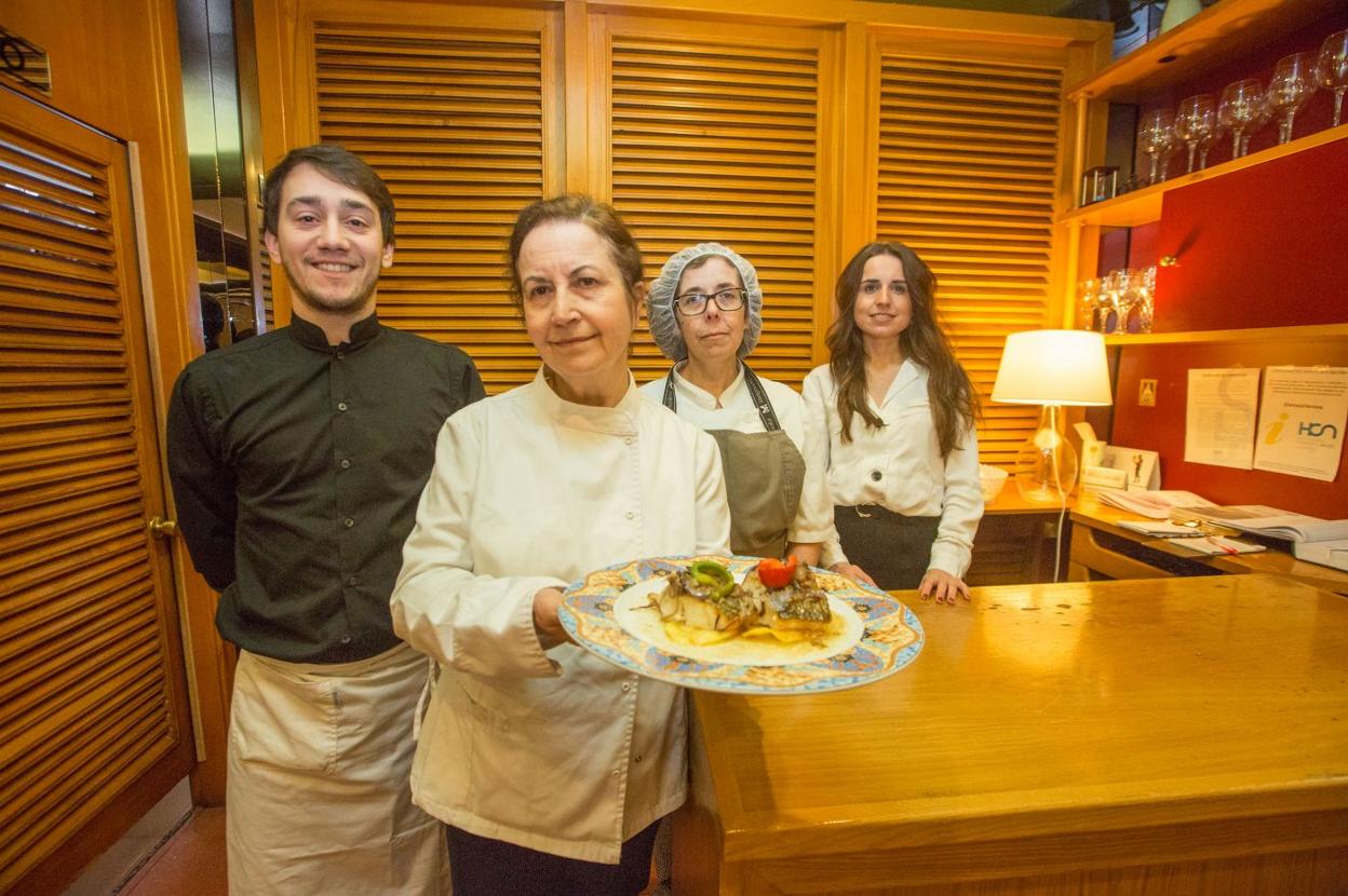 'Geli', con Borja, Araceli y Cristina, en la recepción del popular restaurante avilesino. 