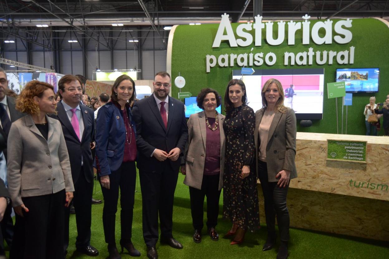 Meritxell Batet, Guillermo Fernández Vara, Reyes Maroto, Adrián Barbón, Berta Piñán, doña Letizia y Graciela Blanco. 