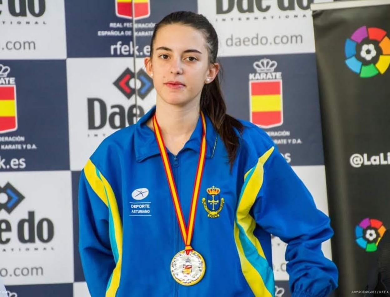 Ana Aroca, con su medalla. :: E. C.
