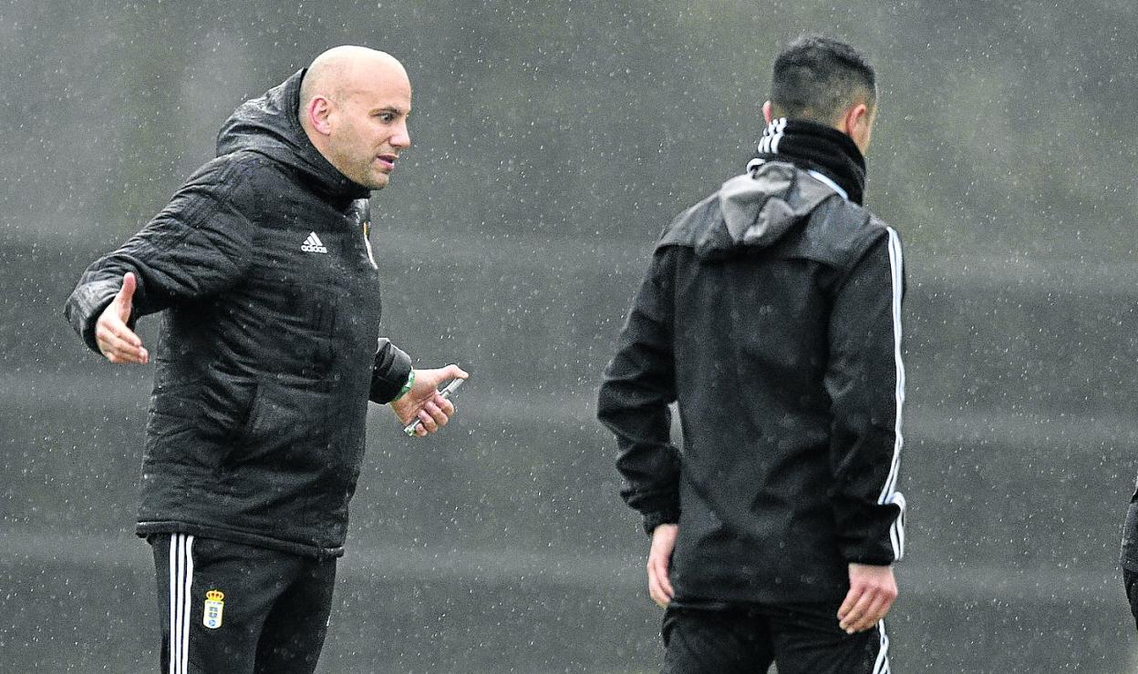 Javi Rozada habla con uno de sus auxiliares durante el entrenamiento de ayer. 