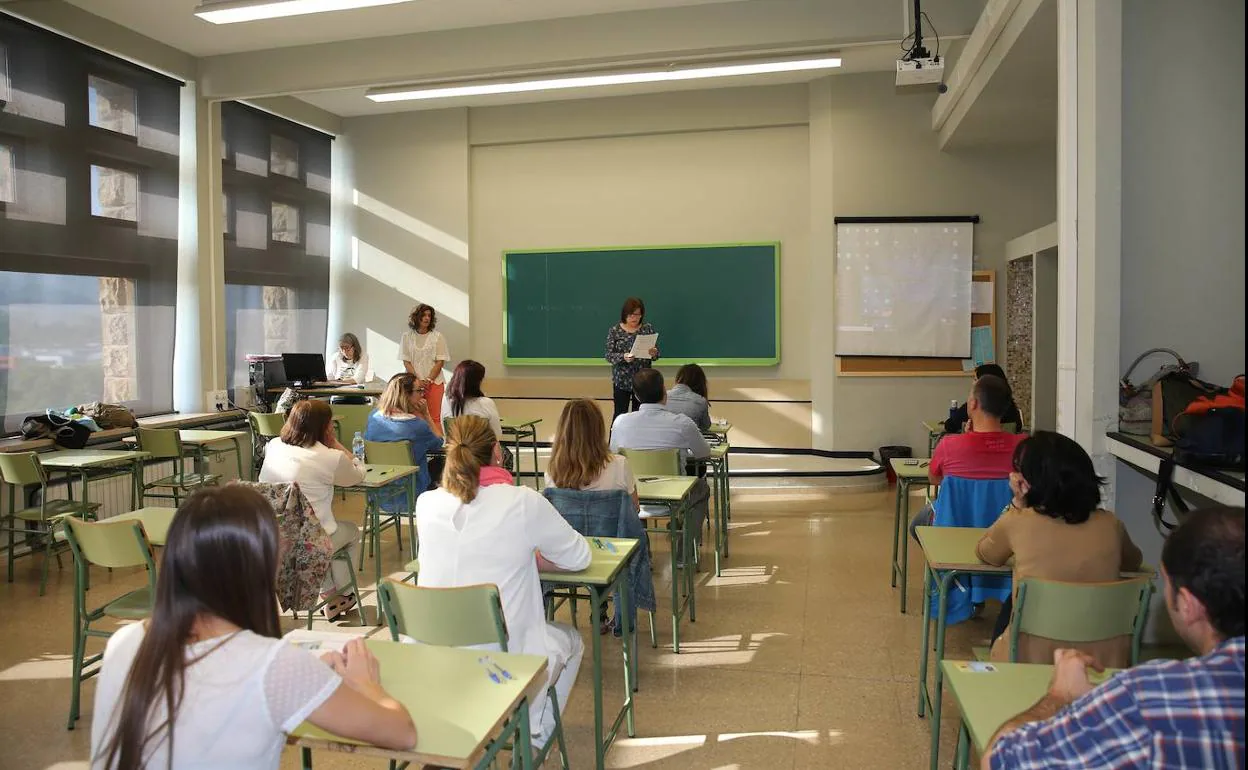 Imagen de archivo durante un examen de oposiciones para profesores en Asturias. 