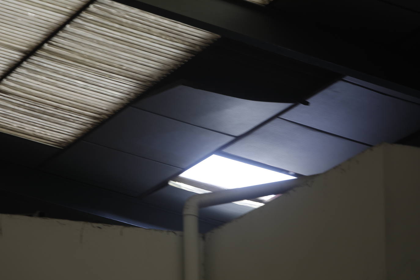 Los ladrones accedieron a los locales a través de un edificio sin ocupar y entraron a todas las naves por el tejado mediante la técnica del butrón. 