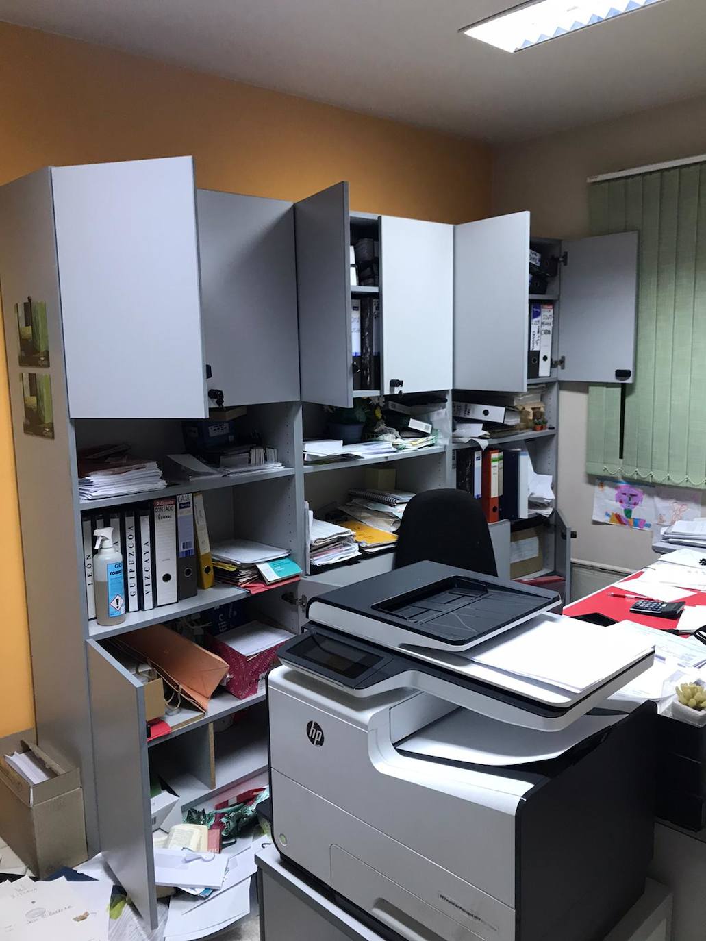 Los ladrones accedieron a los locales a través de un edificio sin ocupar y entraron a todas las naves por el tejado mediante la técnica del butrón. 