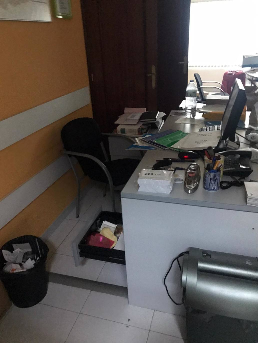 Los ladrones accedieron a los locales a través de un edificio sin ocupar y entraron a todas las naves por el tejado mediante la técnica del butrón. 