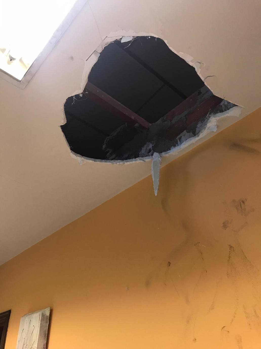 Los ladrones accedieron a los locales a través de un edificio sin ocupar y entraron a todas las naves por el tejado mediante la técnica del butrón. 