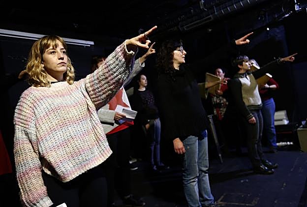 Participantes del 'flashmob' ensayan en Oviedo. 