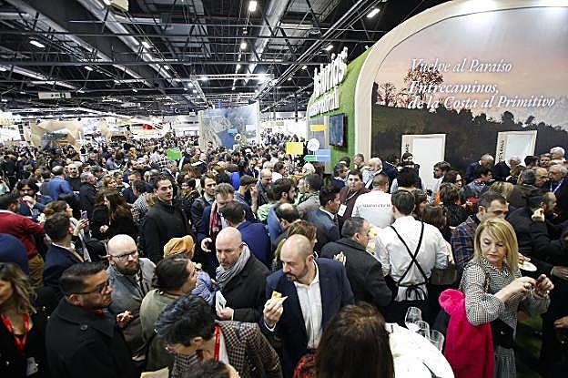 El público desbordó la capacidad del pabellón regional durante la celebración del Día de Asturias en Fitur. 