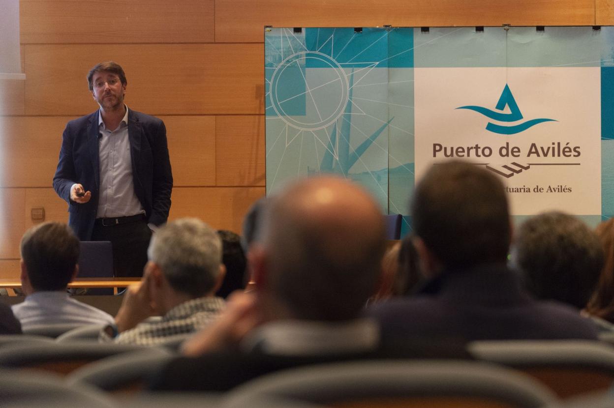 El director de la Autoridad Portuaria, Rubén Marín, durante la ponencia. 