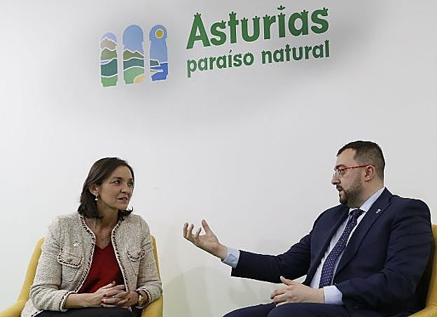 La ministra de Industria, Reyes Maroto, durante su encuentro con el presidente del Principado, Adrián Barbón, en Fitur. 