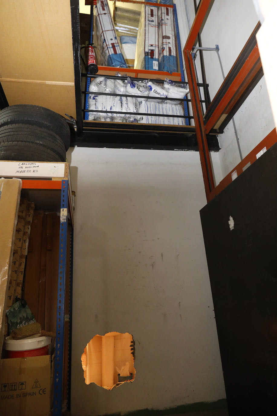 Los amigos de lo ajeno entraron en la madrugada del viernes en varias naves del Polígono de Roces. 