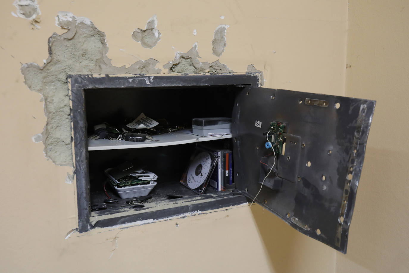 Los amigos de lo ajeno entraron en la madrugada del viernes en varias naves del Polígono de Roces. 