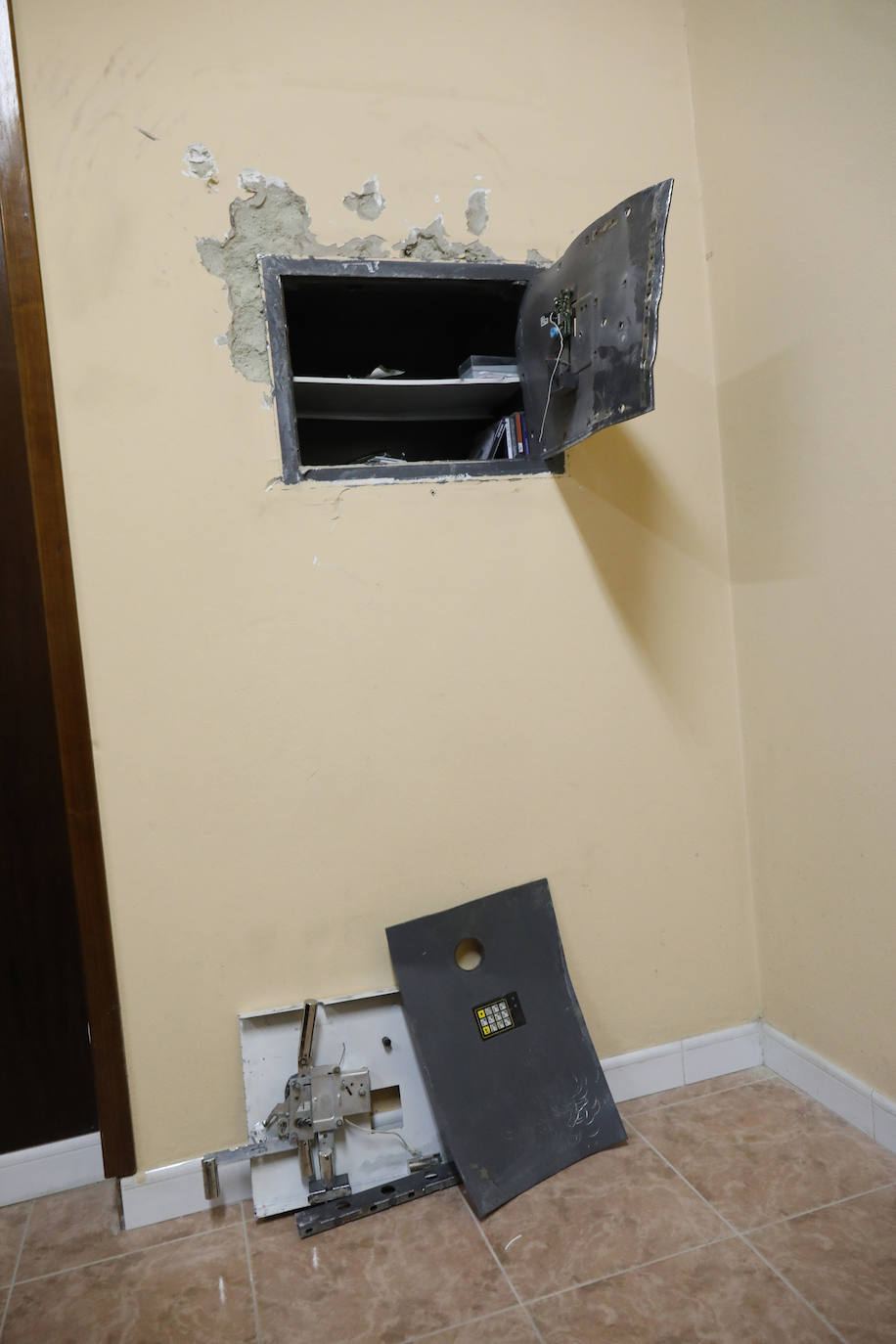 Los amigos de lo ajeno entraron en la madrugada del viernes en varias naves del Polígono de Roces. 