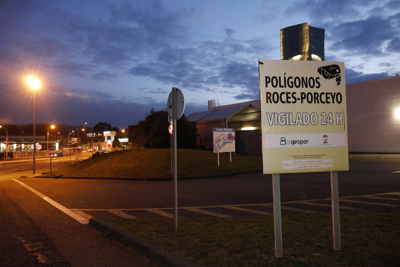 Los amigos de lo ajeno entraron en la madrugada del viernes en varias naves del Polígono de Roces. 