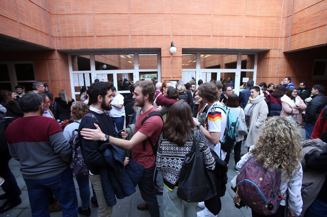 Aspiran a una de las 7.512 que oferta el Ministerio de Sanidad, 232 de ellas en Asturias. 