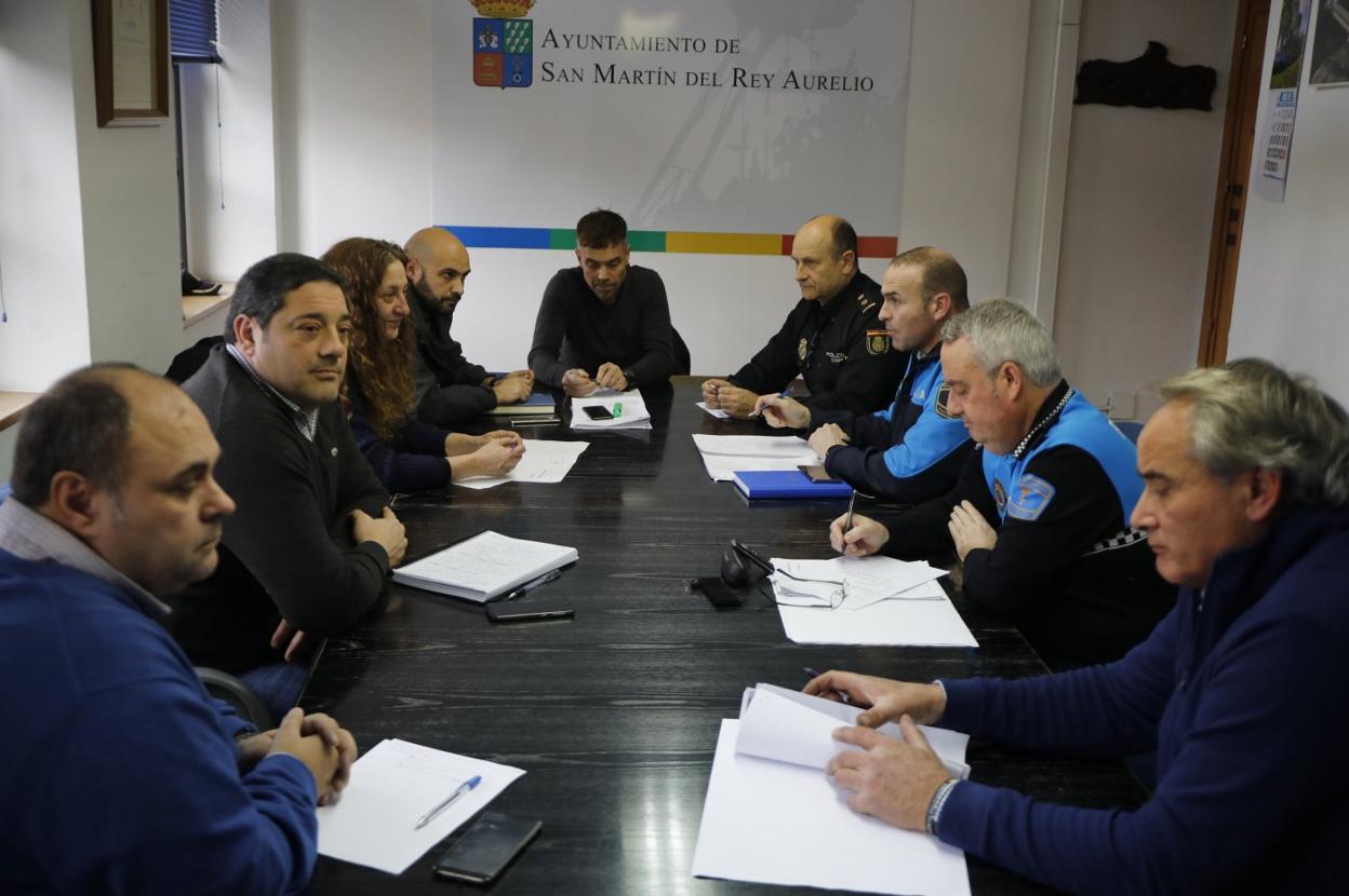Representantes políticos y policiales en la reunión de ayer. 