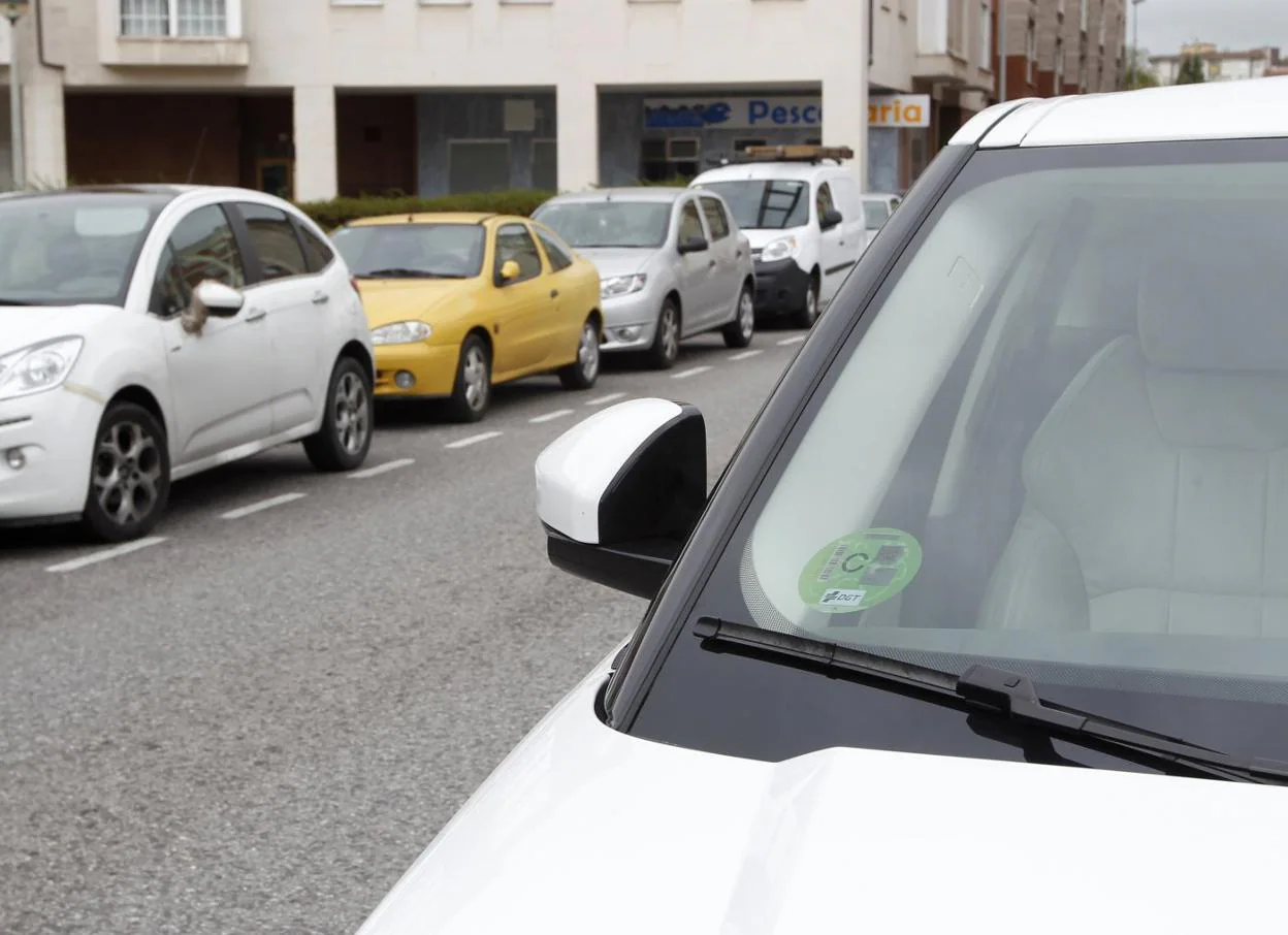 Coche con pegatina C que determina su nivel de emisiones. 