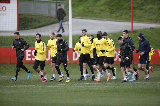 La plantilla del Sporting, ayer, en el inicio de la última sesión de la semana que completó a puerta cerrada en la Escuela de Fútbol de Mareo.