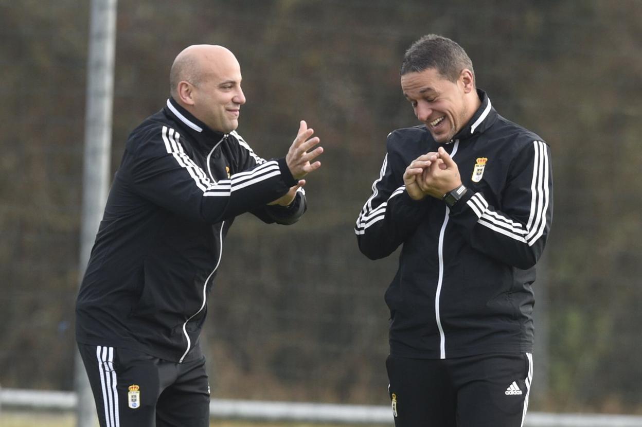 Javi Rozada bromea con su segundo, Javier Benavides, en el entrenamiento de ayer en El Requexón.