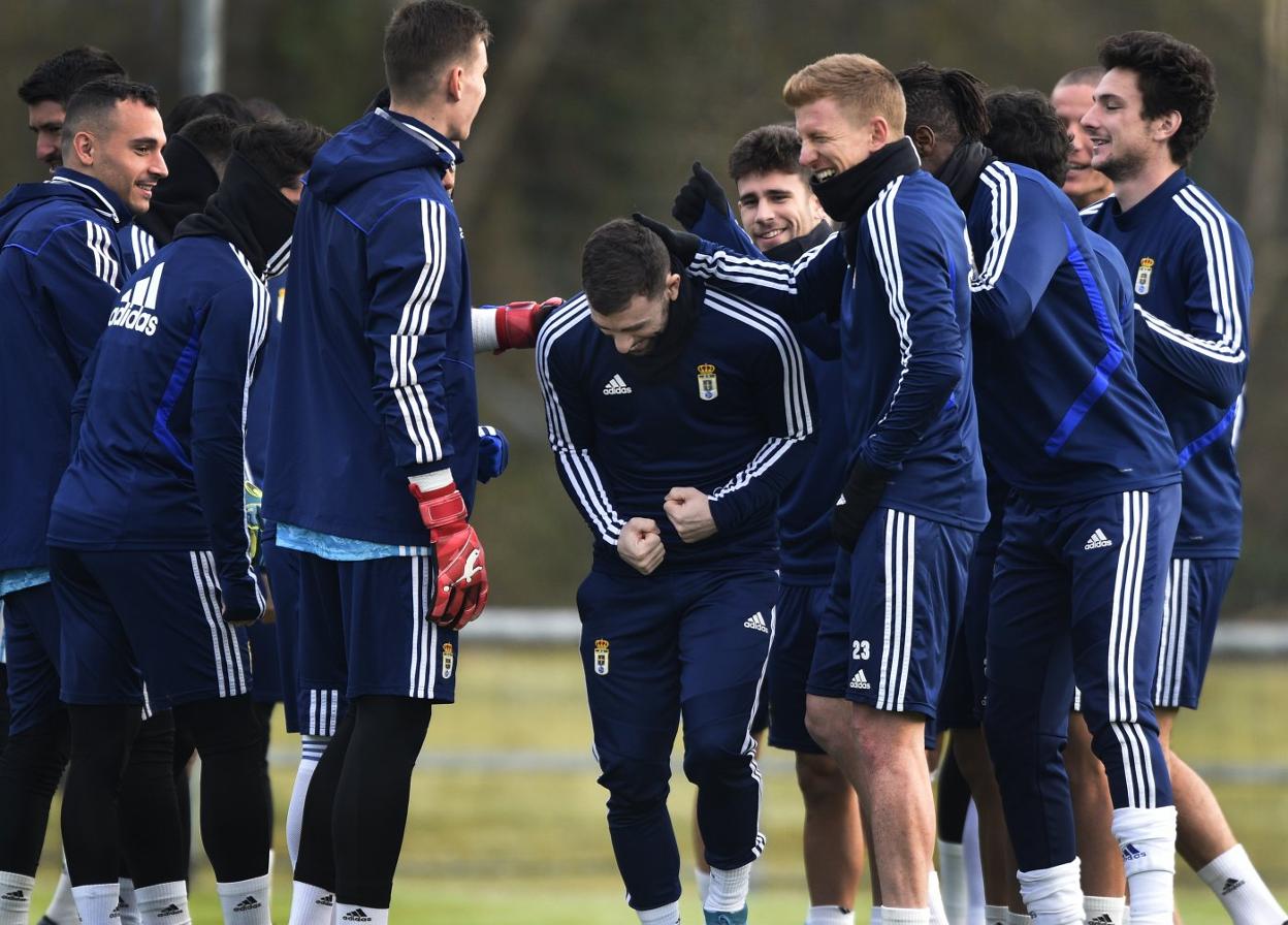 Los compañeros hacen el pasillo al delantero Rodri antes de su primer entrenamiento con el equipo. 