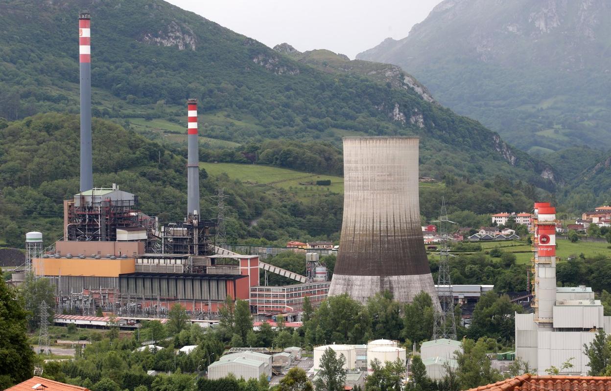Instalaciones de la central térmica de Soto de Ribera, propiedad de EdP. 