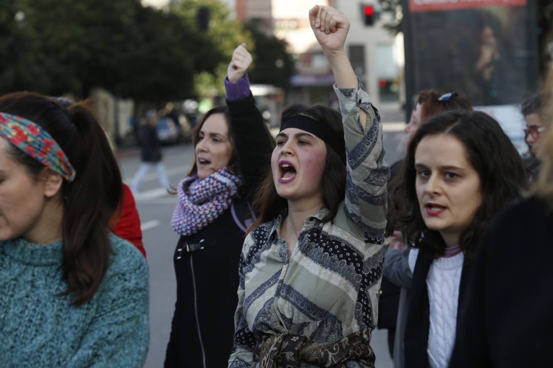Varios colectivos del Principado se han unido en la plaza de El Humedal para protagonizar una 'flashmob' con la que se pretende «quitarle la culpa a la víctima» de una violación. 'Un violador nel to camín' es la versión asturiana de 'Un violador en tu camino', del grupo feminista chileno Lastesis, que ha dado la vuelta al mundo