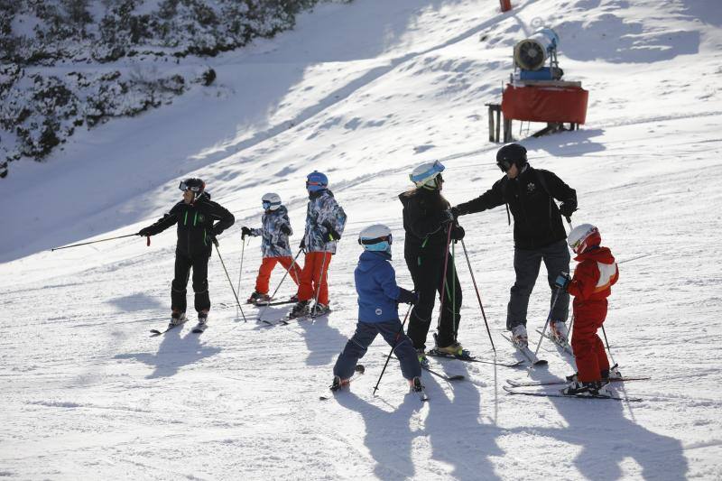 Pajares celebra el Día Mundial de la Nieve con múltiples actividades durante toda la jornada de este sábado. La estación de Fuentes de Invierno se une también a esta celebración.