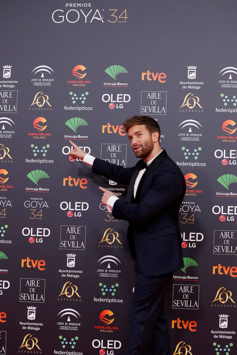 Aunque su terreno sean los escenarios, Pablo Alborán es un viejo conocido de la alfombra roja de los Goya, y es que se llevó la estatuilla a la mejor canción en 2016 por ‘Palmeras en la Nieva’. Además, este año ejerce de profeta en su tierra, Málaga, y será el encargado de amenizar la velada junto a Amaia, versionando una canción de Pepa Flores, que se llevará el Goya de honor. En este caso, ha elegido un impecable esmoquin azul marino con solapas negras en contraste.