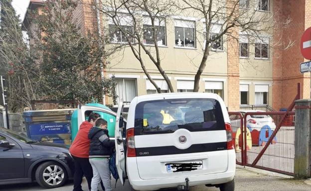 Verónica Cabal se dispone a abandonar el colegio El Bosquín con su hijo menor en el vehículo familiar. :: e. c.