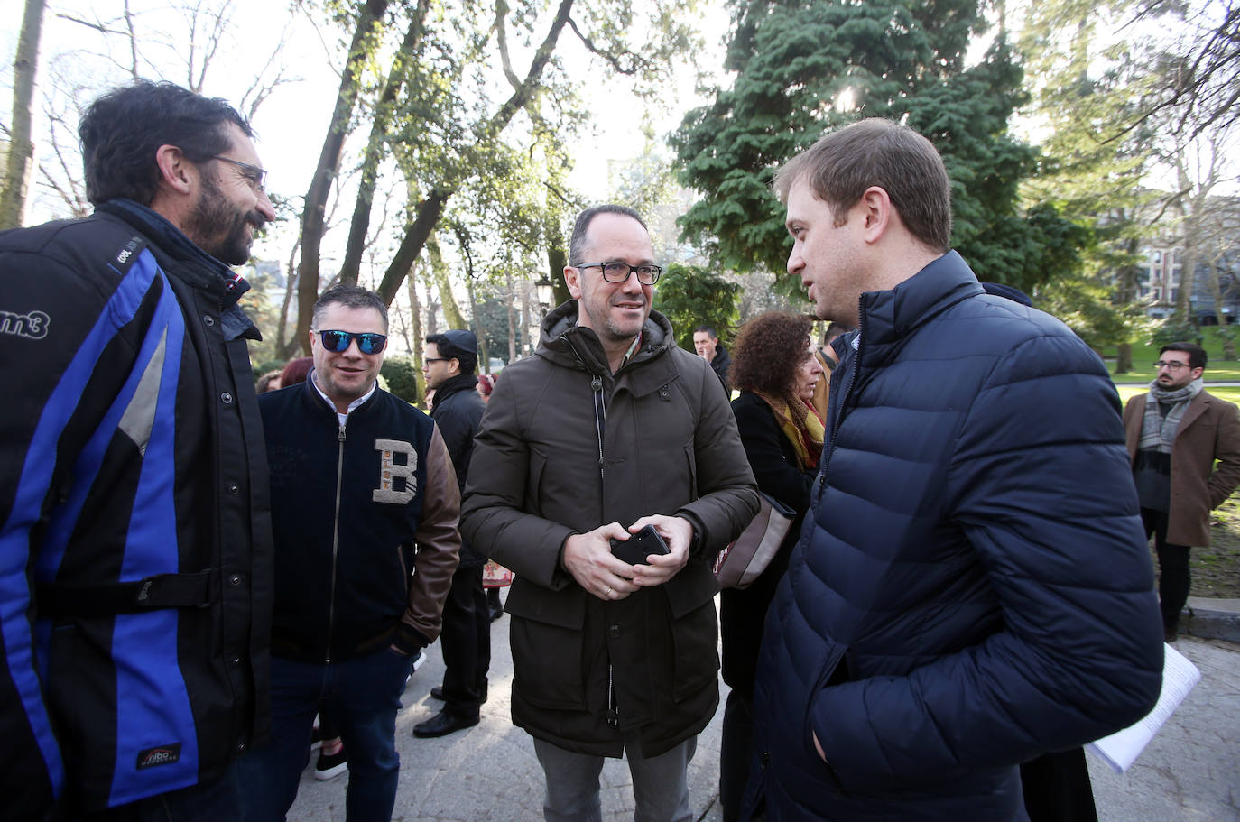 El acto en memoria de las víctimas del Holocausto celebrado ante el monolito conmemorativo del Campo San Francisco en Oviedo, recordó a los «18 millones de europeos asesinados por los nazis, de los cuales seis millones eran judíos»