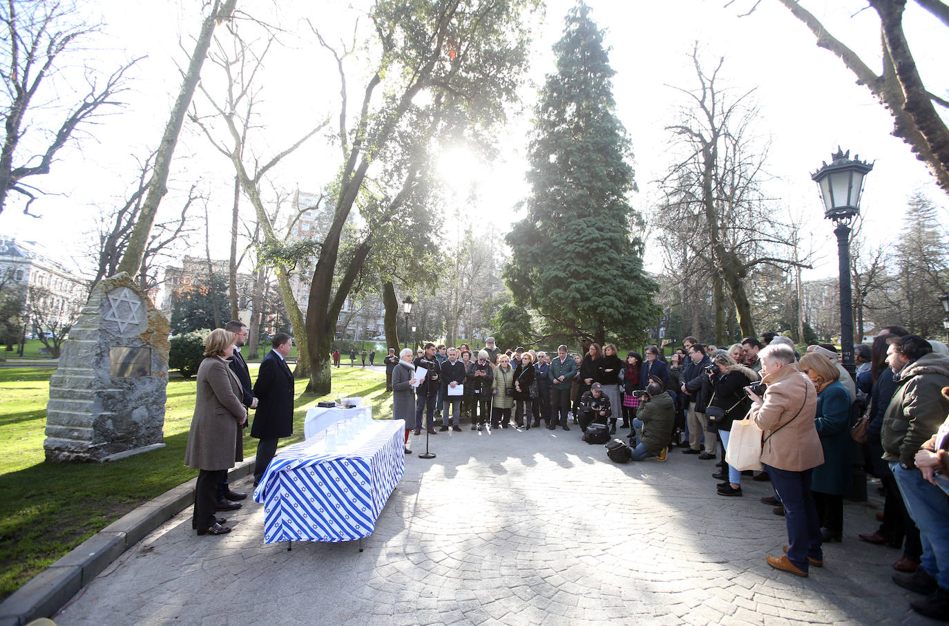 El acto en memoria de las víctimas del Holocausto celebrado ante el monolito conmemorativo del Campo San Francisco en Oviedo, recordó a los «18 millones de europeos asesinados por los nazis, de los cuales seis millones eran judíos»