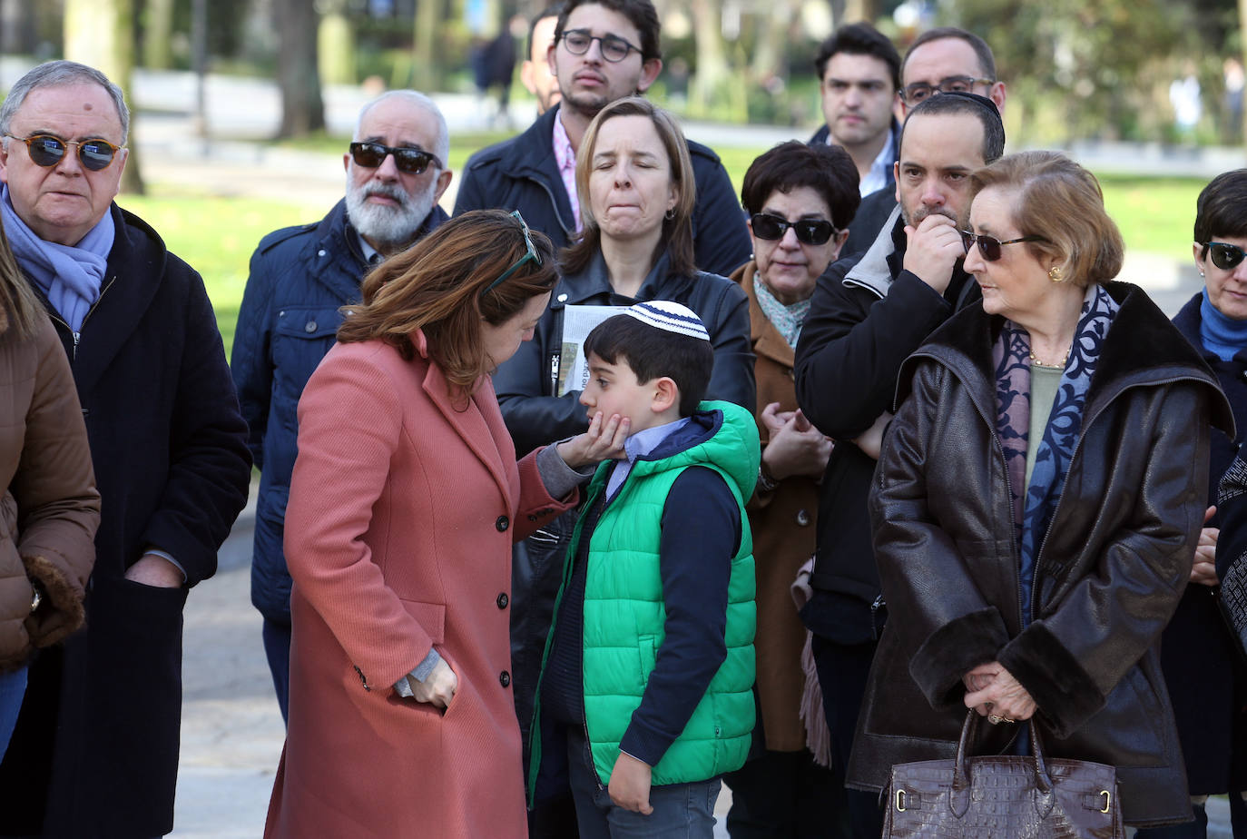 El acto en memoria de las víctimas del Holocausto celebrado ante el monolito conmemorativo del Campo San Francisco en Oviedo, recordó a los «18 millones de europeos asesinados por los nazis, de los cuales seis millones eran judíos»