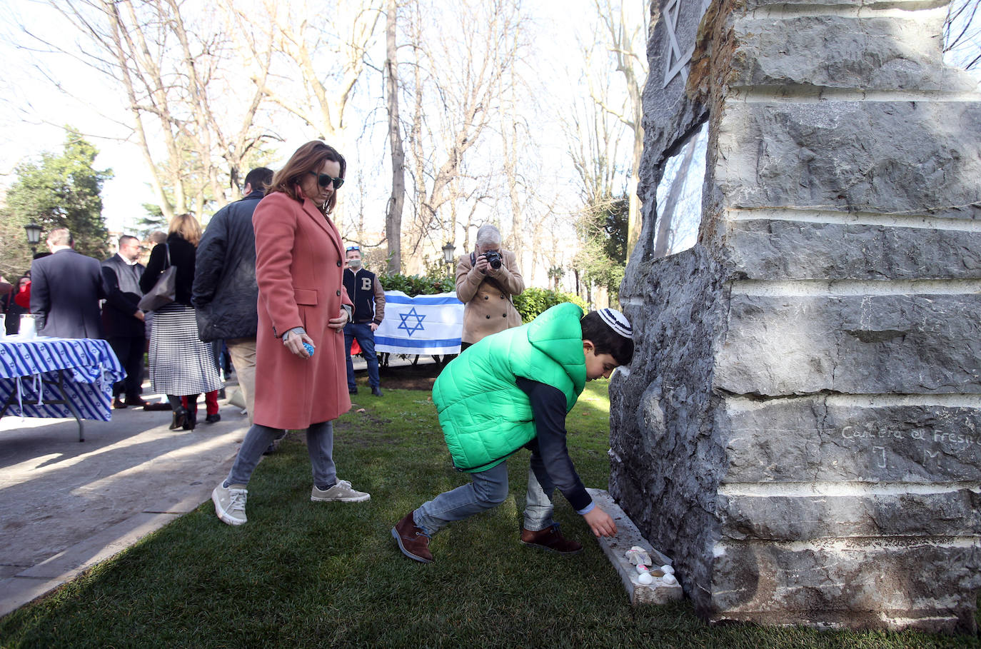 El acto en memoria de las víctimas del Holocausto celebrado ante el monolito conmemorativo del Campo San Francisco en Oviedo, recordó a los «18 millones de europeos asesinados por los nazis, de los cuales seis millones eran judíos»