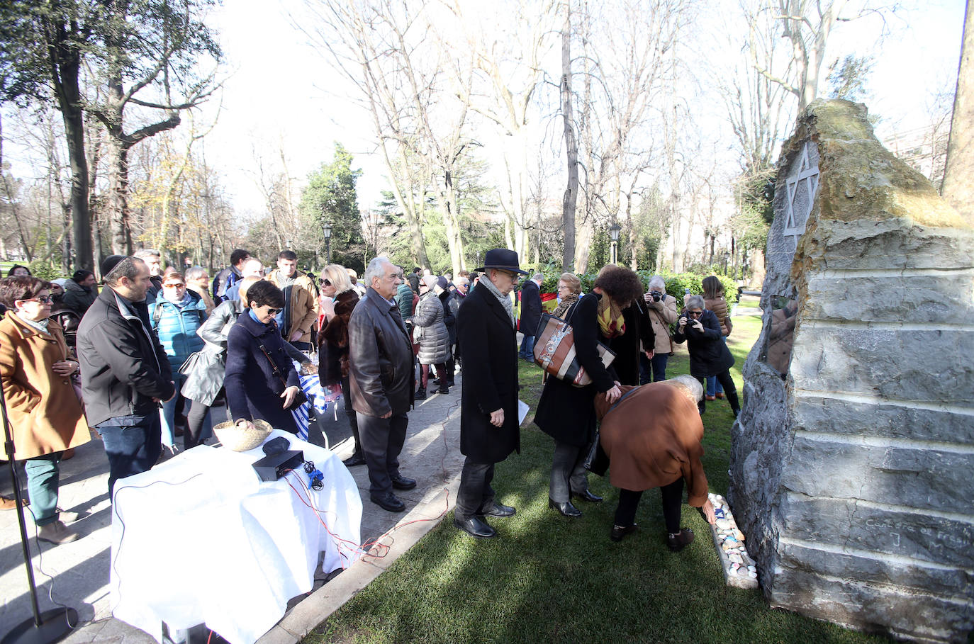 El acto en memoria de las víctimas del Holocausto celebrado ante el monolito conmemorativo del Campo San Francisco en Oviedo, recordó a los «18 millones de europeos asesinados por los nazis, de los cuales seis millones eran judíos»