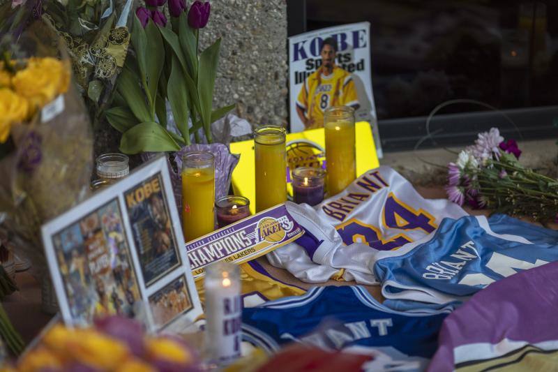 Los fans crearon un altar improvisado en la entrada de la Academia de Deportes Mamba en Thousand Oaks, California. 