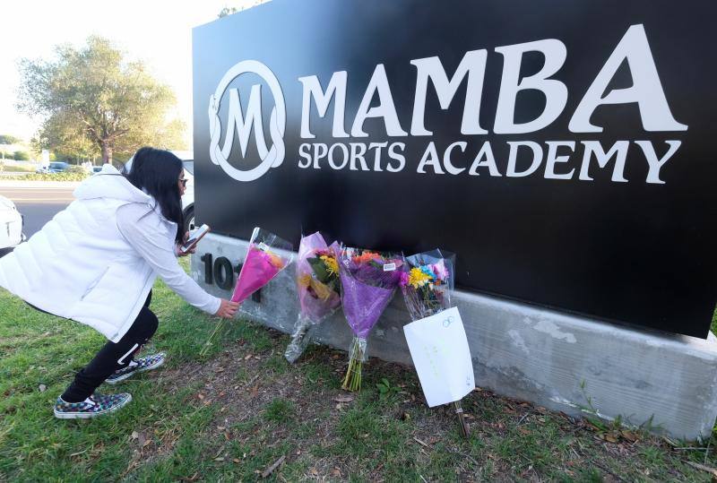 Los fans crearon un altar improvisado en la entrada de la Academia de Deportes Mamba en Thousand Oaks, California. 