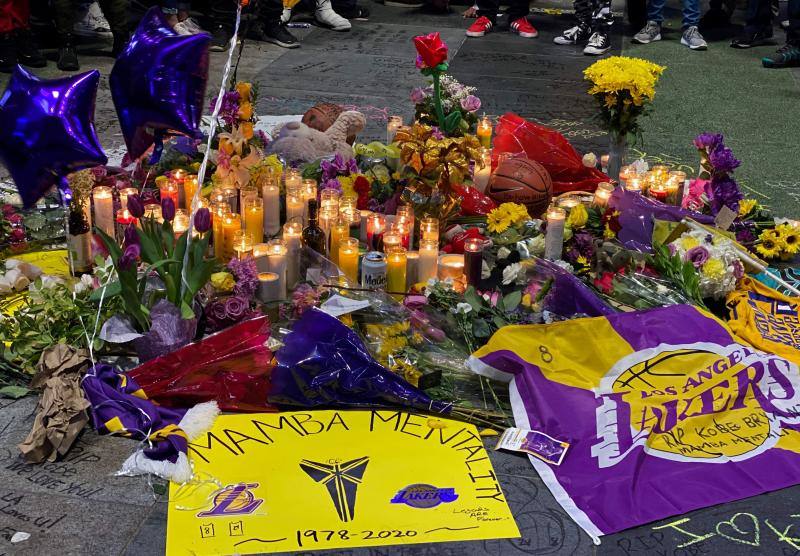 Altar improvisado en honor a Kobe Bryant en Los Angeles. 