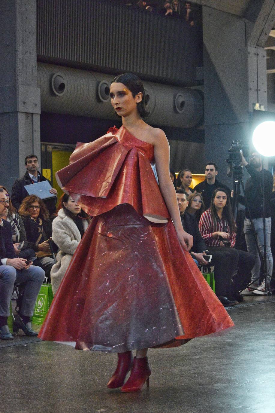 Los diseños de la asturiana desfilaron este lunes por la pasarela de la Mercedes-Benz Fashion Week. El trabajo se enmarca en la iniciativa Forests for Fashion que PEFC desarrolla en colaboración con Naciones Unidas. 