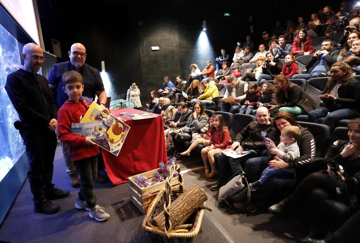 Uno de los niños premiados en el Acuario por su visión pictórica de L'Anguleru y el medio ambiente. 