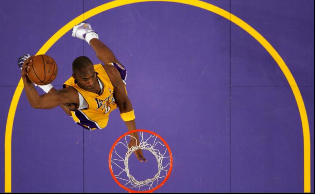 Kobe Bryant machaca el aro en un partido ante los Knicks. 