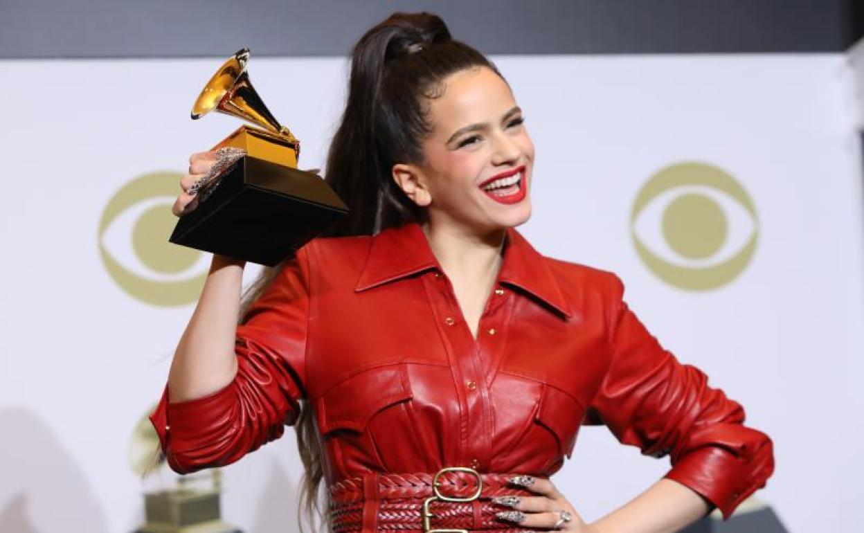 Rosalía, con su premio Grammy.