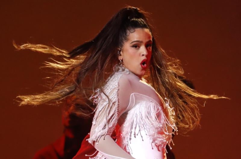 Rosalía ha hecho historia en los Grammy al conseguir el premio al mejor disco latino de rock, urbano o alternativo para 'El mal querer'. La catalana, además, debutó en la gala con una gran actuación en directo.