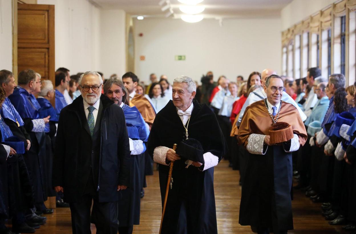 Salvador Moncada y Santiago García Granda encabezan la comitiva de doctores revestidos con traje académico. 