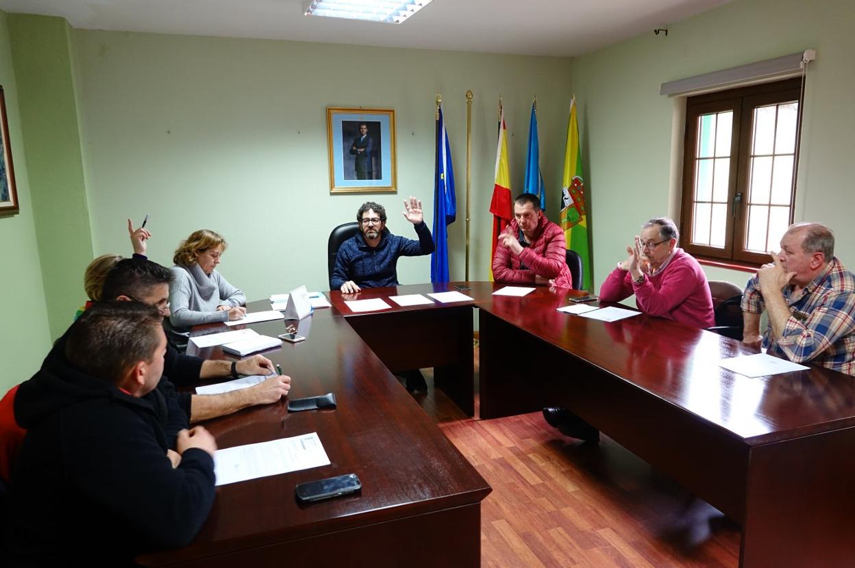 Los concejales en el Pleno celebrado ayer en Amieva. :: XUAN CUETO
