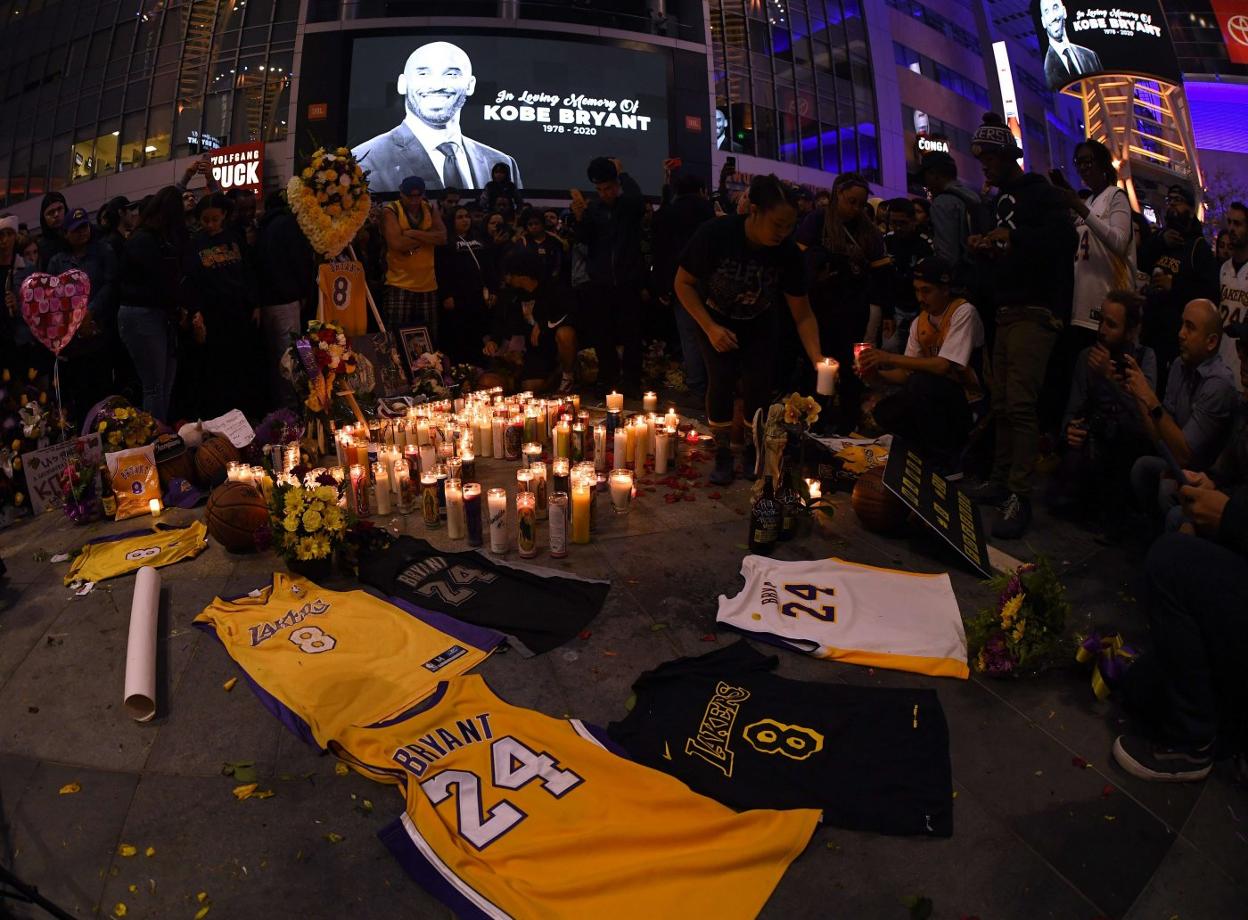 Aficionados de los Lakers rinden homenaje a Bryant en las inmediaciones del Staples Center. 