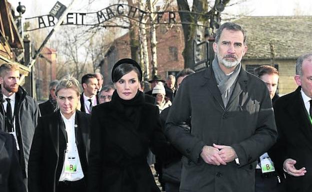 Los Reyes Felipe y Letizia atraviesan la puerta de Auschwitz. 