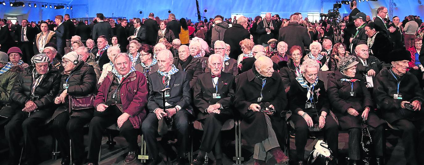 Más de 200 supervivientes del campo de exterminio nazi participaron en la ceremonia de los 75 años de su liberación en Polonia.