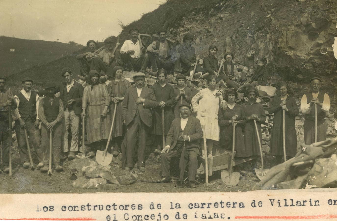 Realizamos un periplo por una Asturias rural, en imágenes que conforman un insólito documento de un mundo ya perdido y casi desconocido. Visitamos pueblos, tabernas, mercados... Una visión original y en muchos casos, absolutamente desconocida del Principado en donde comprobamos las transformaciones que se han producido en las condiciones de vida del campo asturiano