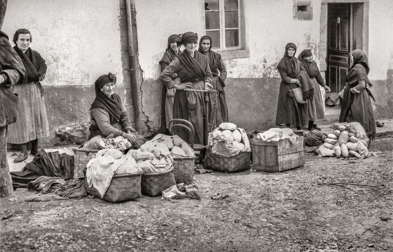 Realizamos un periplo por una Asturias rural, en imágenes que conforman un insólito documento de un mundo ya perdido y casi desconocido. Visitamos pueblos, tabernas, mercados... Una visión original y en muchos casos, absolutamente desconocida del Principado en donde comprobamos las transformaciones que se han producido en las condiciones de vida del campo asturiano